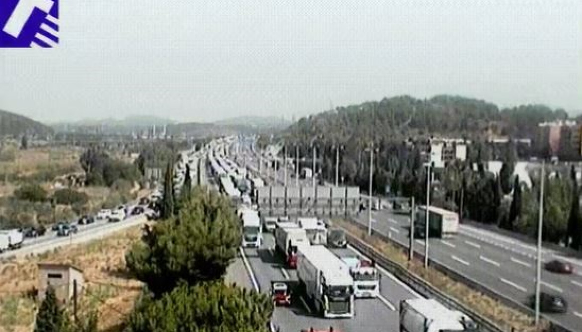 La vía B-23 sufre seis kilómetros de cola en Molins de Rei (Barcelona) por un accidente entre dos camiones, que deja un único carril operativo