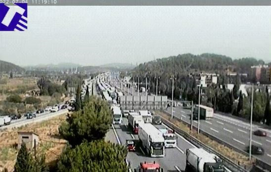 La vía B-23 sufre seis kilómetros de cola en Molins de Rei (Barcelona) por un accidente entre dos camiones, que deja un único carril operativo