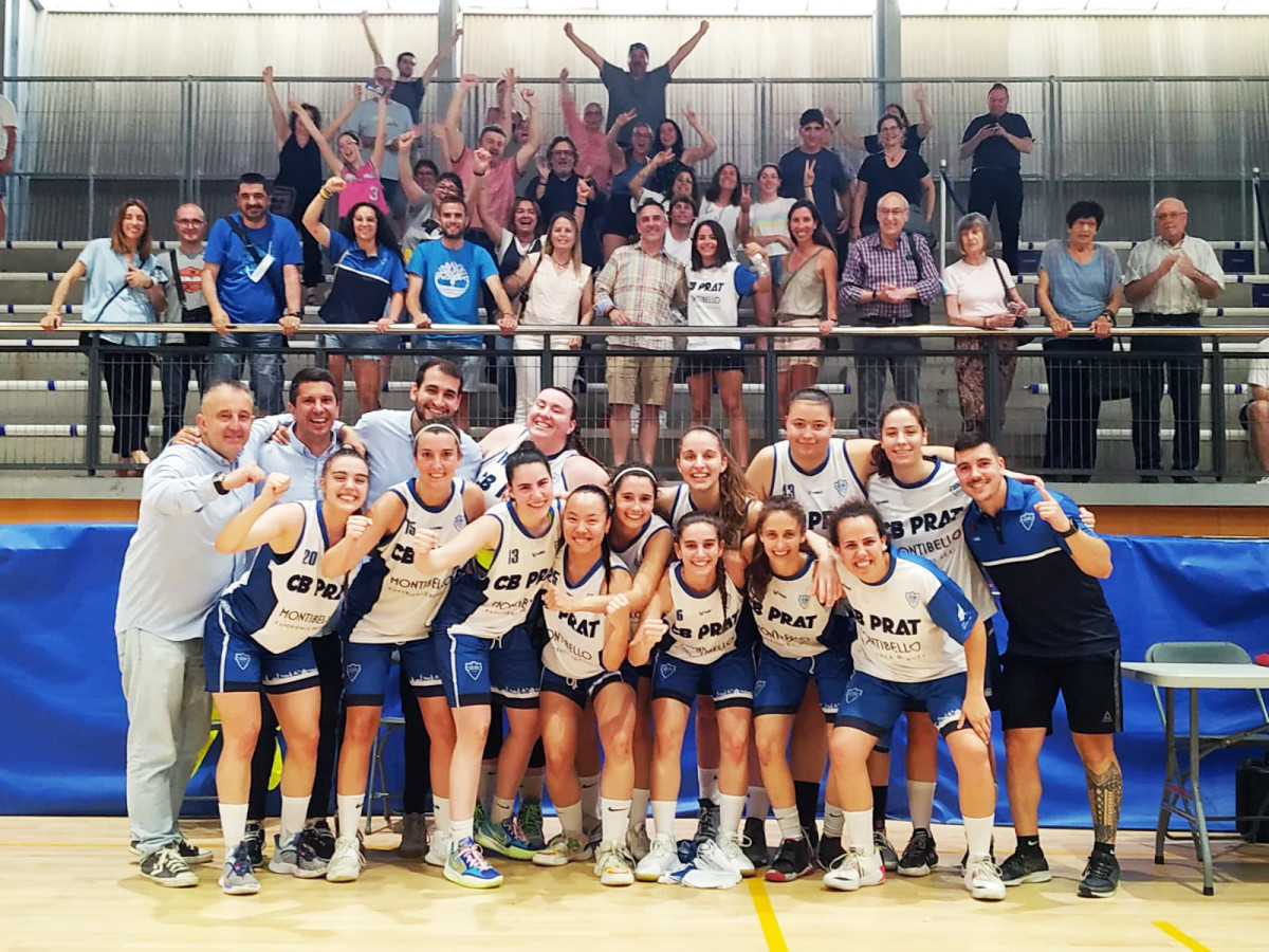 El CB Prat celebrando el ascenso a Copa Catalunya