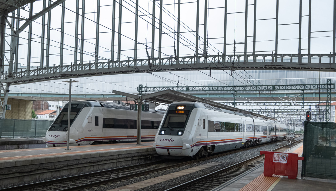 Trenes de media distancia parados en las vías de la estación de Santiago de Compostela