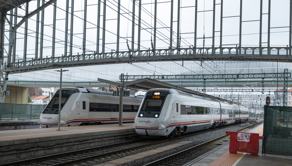 Trenes de media distancia parados en las vías de la estación de Santiago de Compostela