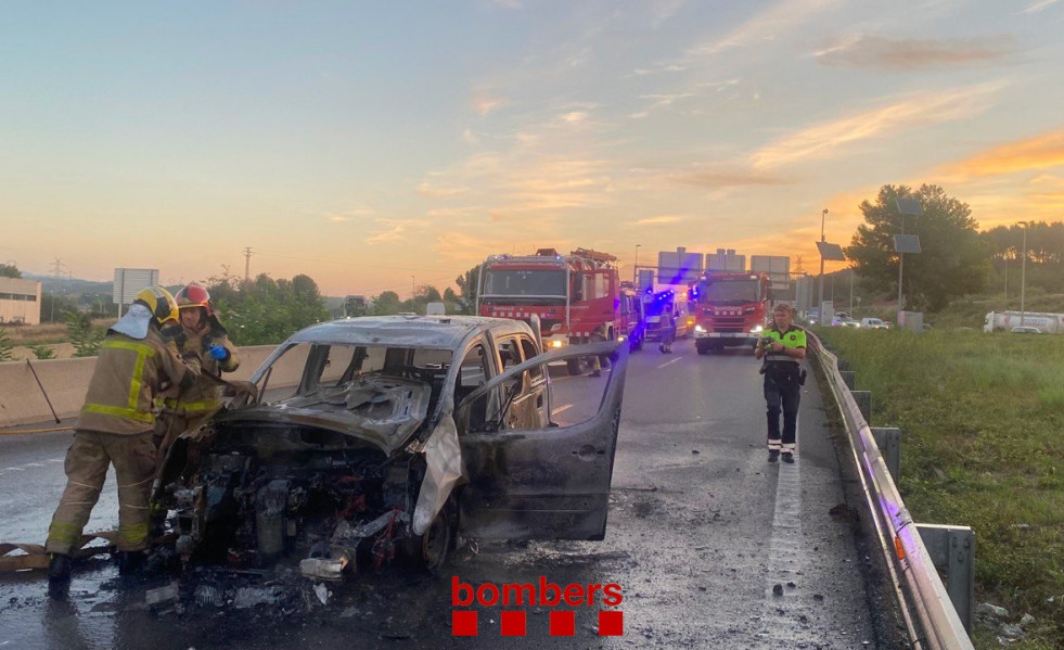 Coche incendiado este martes por la mañana en la autopista AP-7 a su paso por El Papiol (Barcelona)