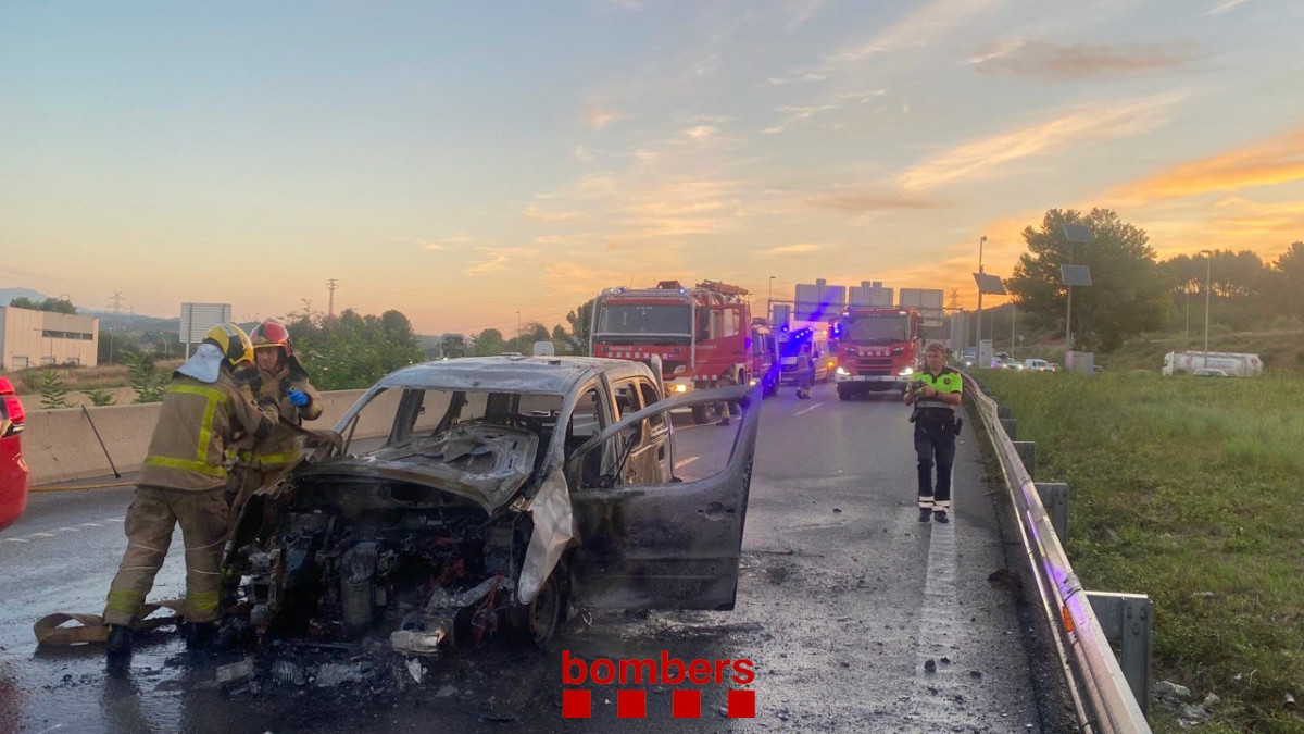 Coche incendiado este martes por la mañana en la autopista AP-7 a su paso por El Papiol (Barcelona)