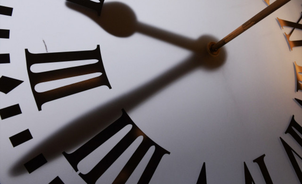 EuropaPress 4881754 reloj puerta sol puesta punto 20 diciembre 2022 madrid espana relojero