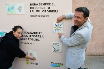 Col·locació de rajoles Mural Solidaritat