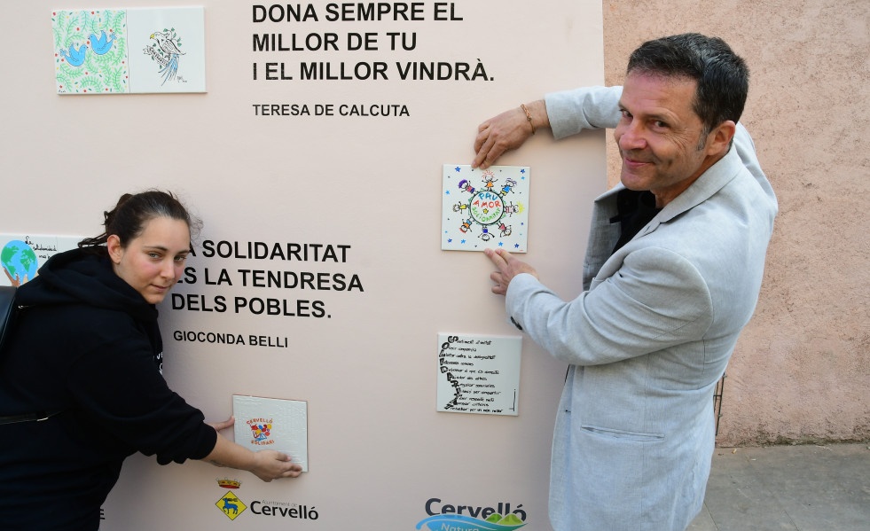 Col·locació de rajoles Mural Solidaritat