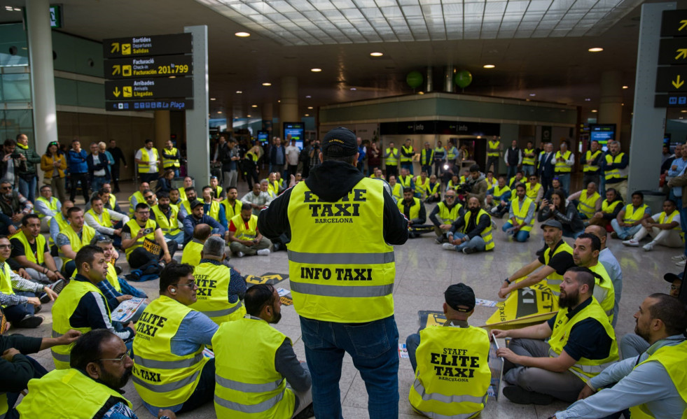 Asamblea de taxistas en el Aeropuerto de Barcelona