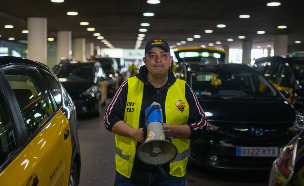 El portavoz de Élite Taxi, Tito Álvarez, durante una concentración de taxi en la T1 del aeropuerto de Barcelona, a 17 de abril de 2023, en Barcelona, Catalunya (España). La asamblea convocada por 