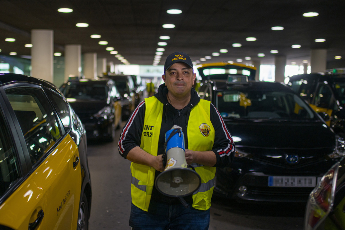 El portavoz de Élite Taxi, Tito Álvarez, durante una concentración de taxi en la T1 del aeropuerto de Barcelona, a 17 de abril de 2023, en Barcelona, Catalunya (España). La asamblea convocada por Élite Taxi y Anget en el vestíbulo de la Terminal 1 (T1) de