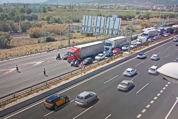 Imagen de la carretera A-2 cortada en Cornellà (Barcelona) en dirección Barcelona