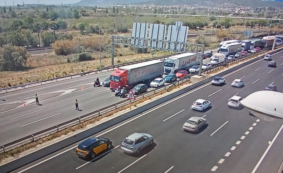 Imagen de la carretera A-2 cortada en Cornellà (Barcelona) en dirección Barcelona