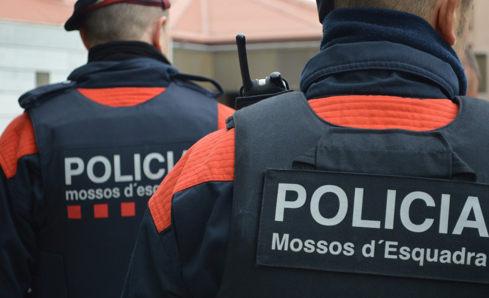 Archivo - Dos agentes de Mossos d'Esquadra (Recurso)