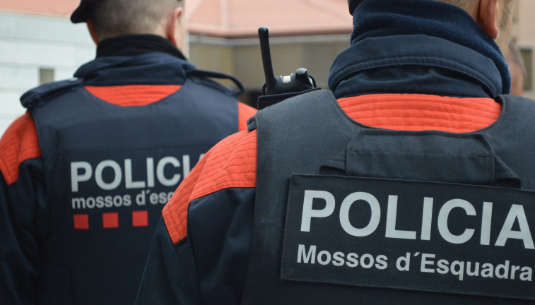 Archivo - Dos agentes de Mossos d'Esquadra (Recurso)