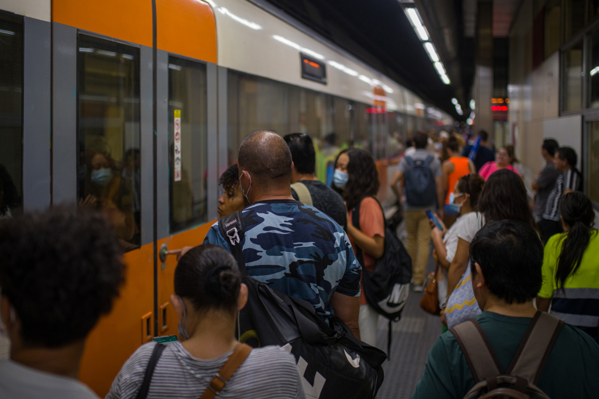 Archivo - Viajeros suben a un tren en uno de los andenes de la estación de Sants, a 9 de septiembre de 2022, en Barcelona, Catalunya (España)