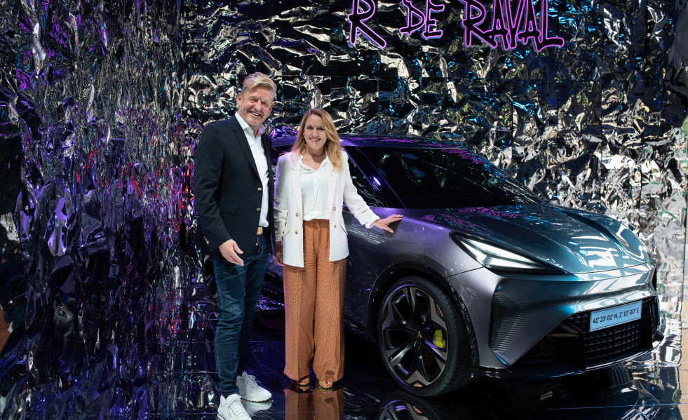 El presidente de Cupra, Wayne Griffiths, presenta junto a  la consellera de Economía de la Generalitat, Natàlia Mas, el nuevo coche eléctrico 'Cupra Tavascan' en el salón Automobile, a 11 de mayo 
