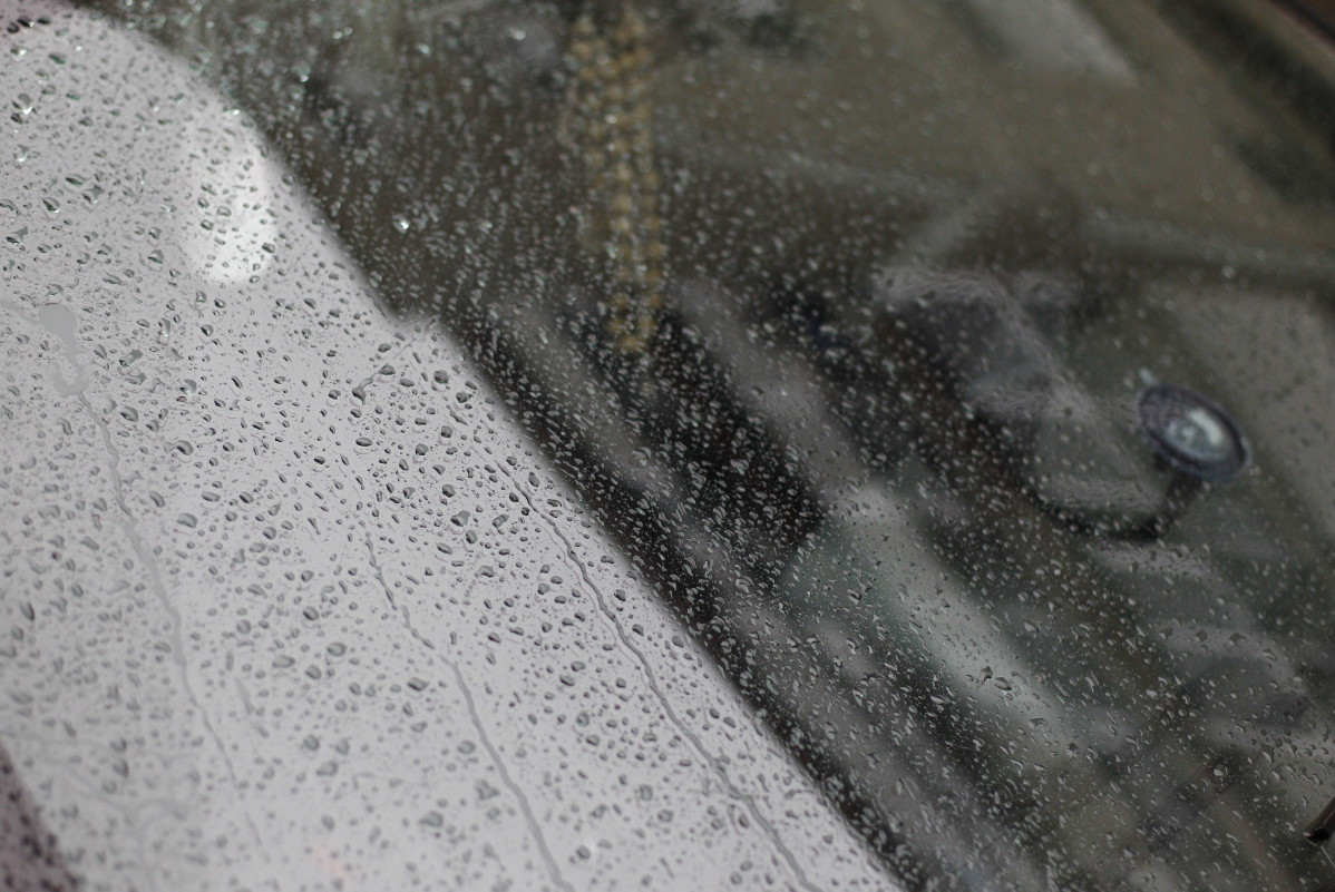 Archivo - Imagen de recurso de un parabrisas mojado y con restos de gotas por la lluvia.