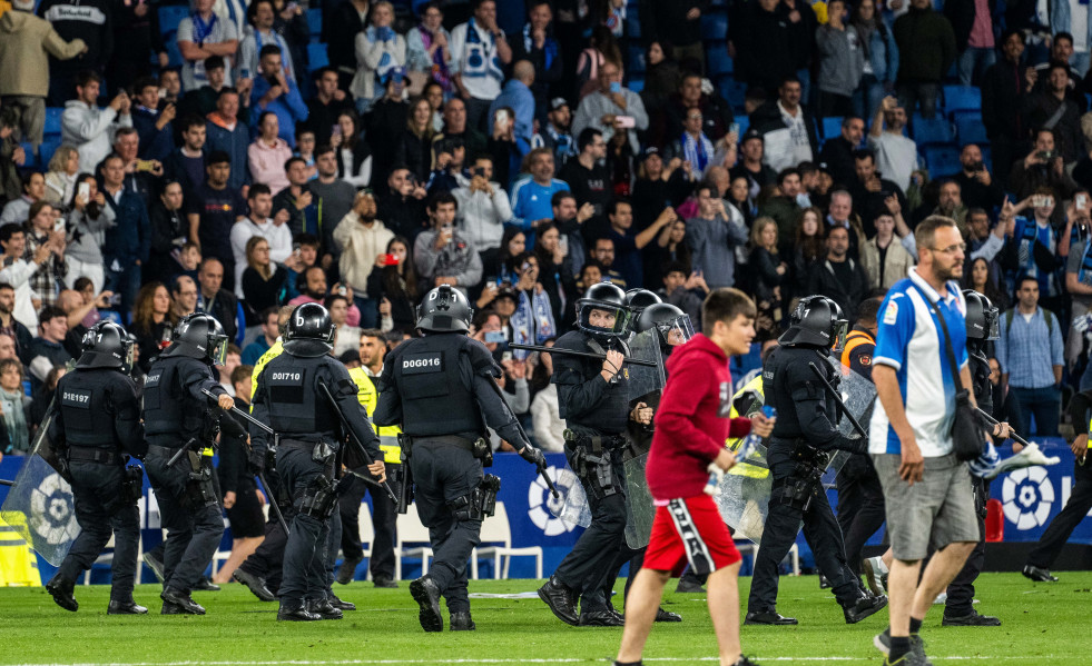 EuropaPress 5199541 espanyol fans invade the field and are evicted by the mossos esquadra