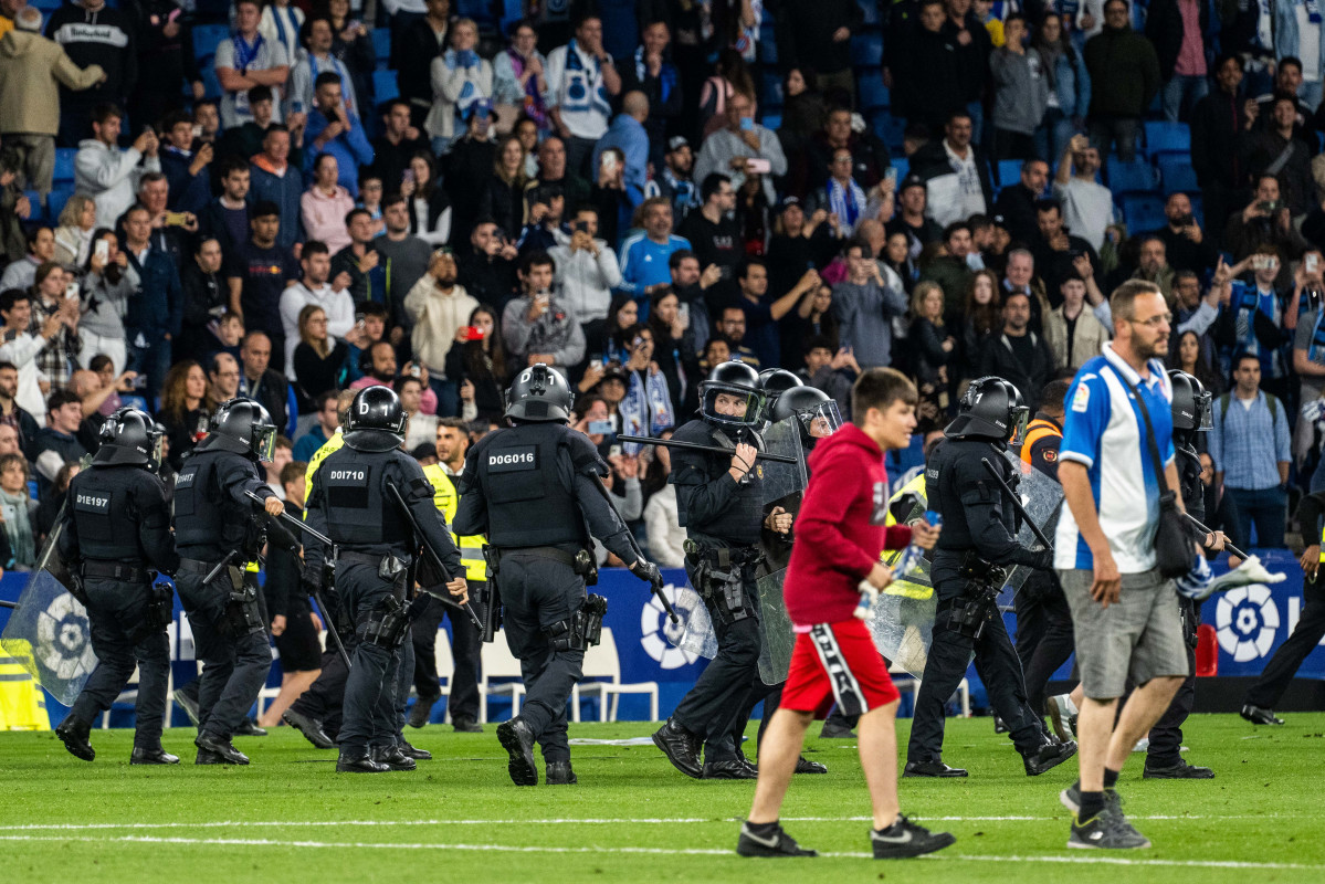 EuropaPress 5199541 espanyol fans invade the field and are evicted by the mossos esquadra