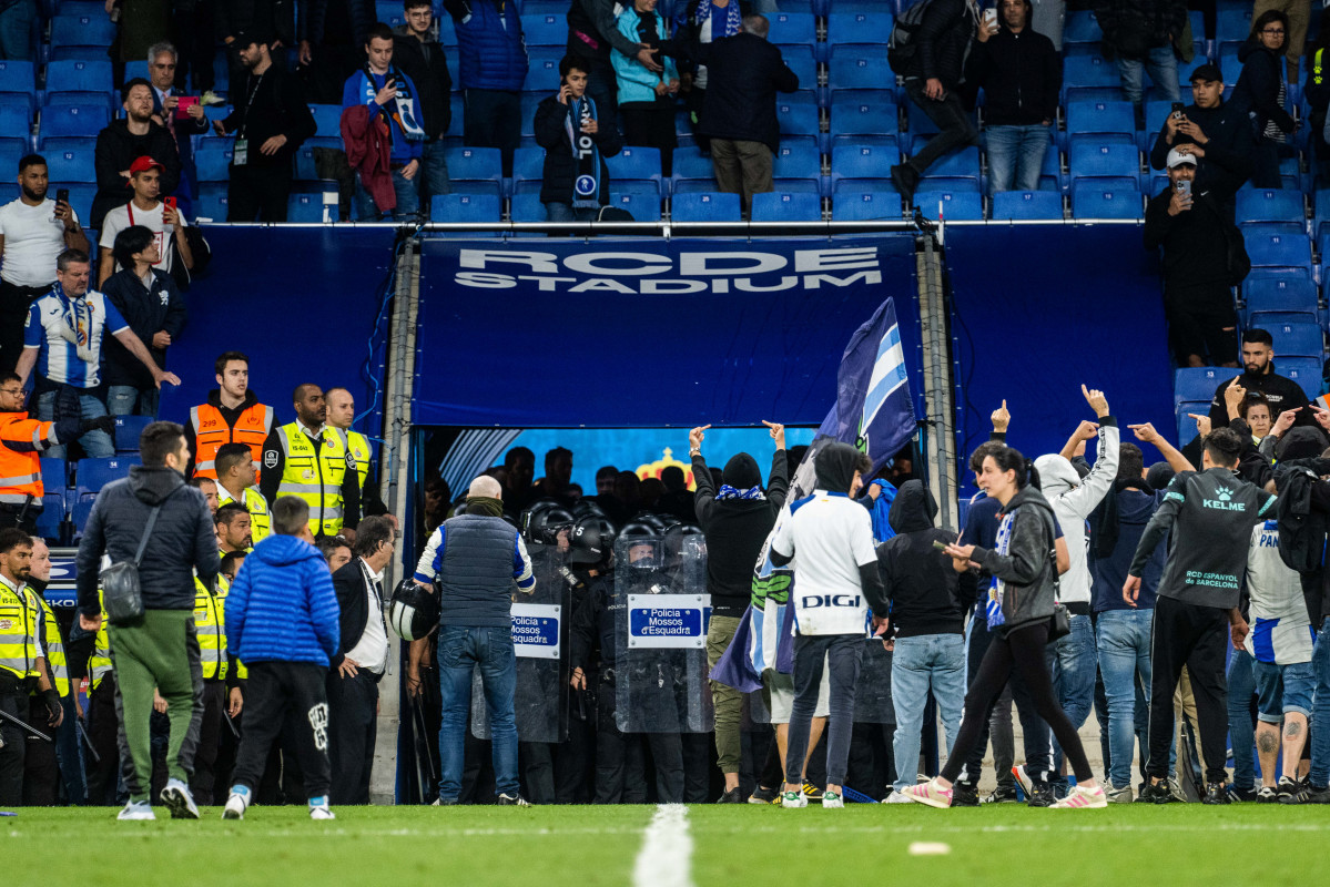 EuropaPress 5199536 espanyol fans invade the field and are evicted by the mossos esquadra