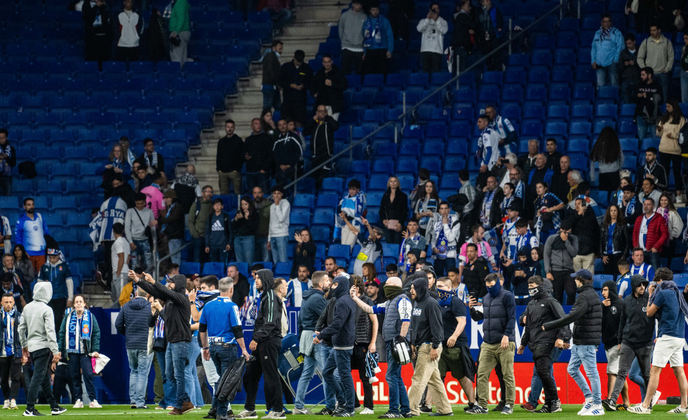 EuropaPress 5199539 espanyol fans invade the field and are evicted by the mossos esquadra