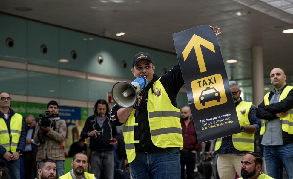 El portavoz de Élite Taxi, Tito Álvarez, sujeta un megáfono durante una concentración de taxi en la T1 del aeropuerto de Barcelona, a 17 de abril de 2023, en Barcelona, Catalunya (España).