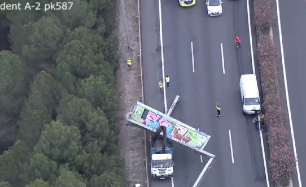 EuropaPress 5211171 camion chocado contra portico trafico hecho caer a 2 martorell barcelona