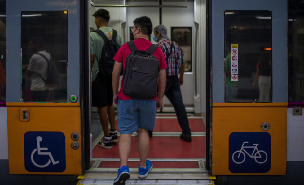 Archivo - Viajeros entran a un tren