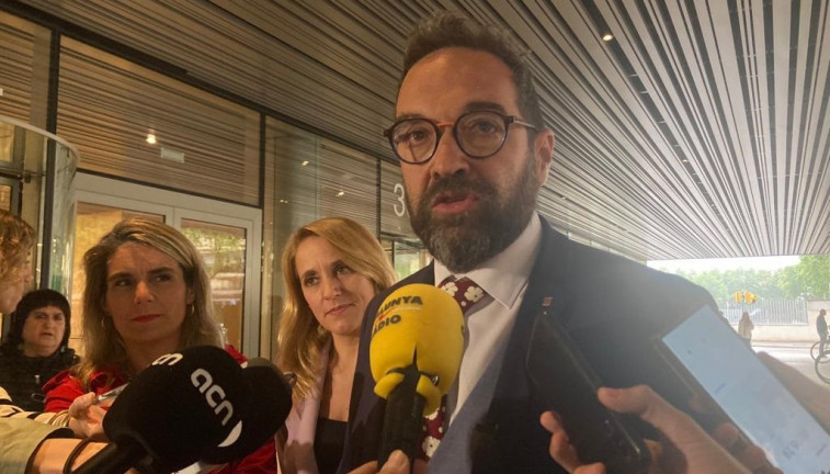 La consellera de Economía y Hacienda, Natàlia Mas, y el conseller de Territorio de la Generalitat, Juli Fernàndez, en una atención a los medios este jueves