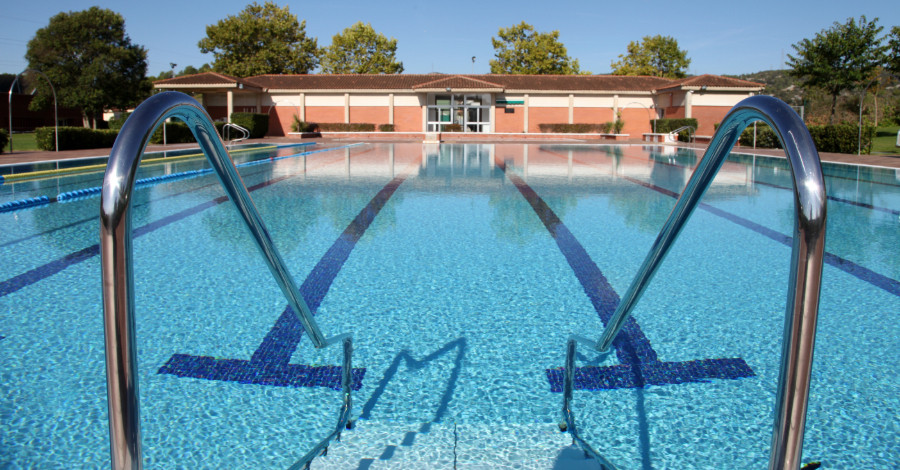 Piscina descoberta buida