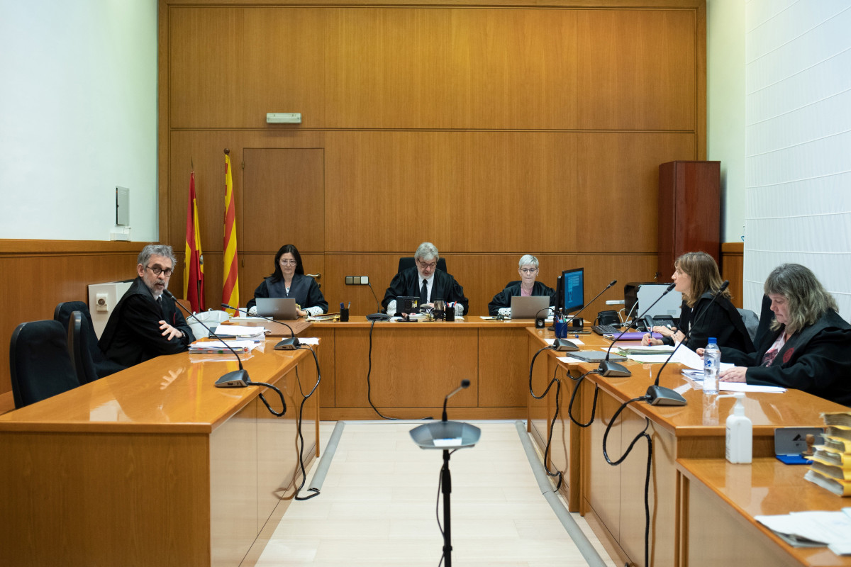 El abogado de Dani Alves, Cristóbal Martell Pérez-Alcalde (1i), durante la vista de apelación de la nueva petición de defensa del futbolista Dani Alves, en la Audiencia de Barcelona, a 9 de junio de 2023, en Barcelona, Catalunya (España).