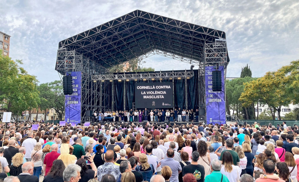 Unas 1.000 personas guardan un minuto de silencio en Cornellà de Llobregat (Barcelona, España) por un crimen machista, con el alcalde, Antonio Balmón, y la consellera de Igualdad y Feminismos de la