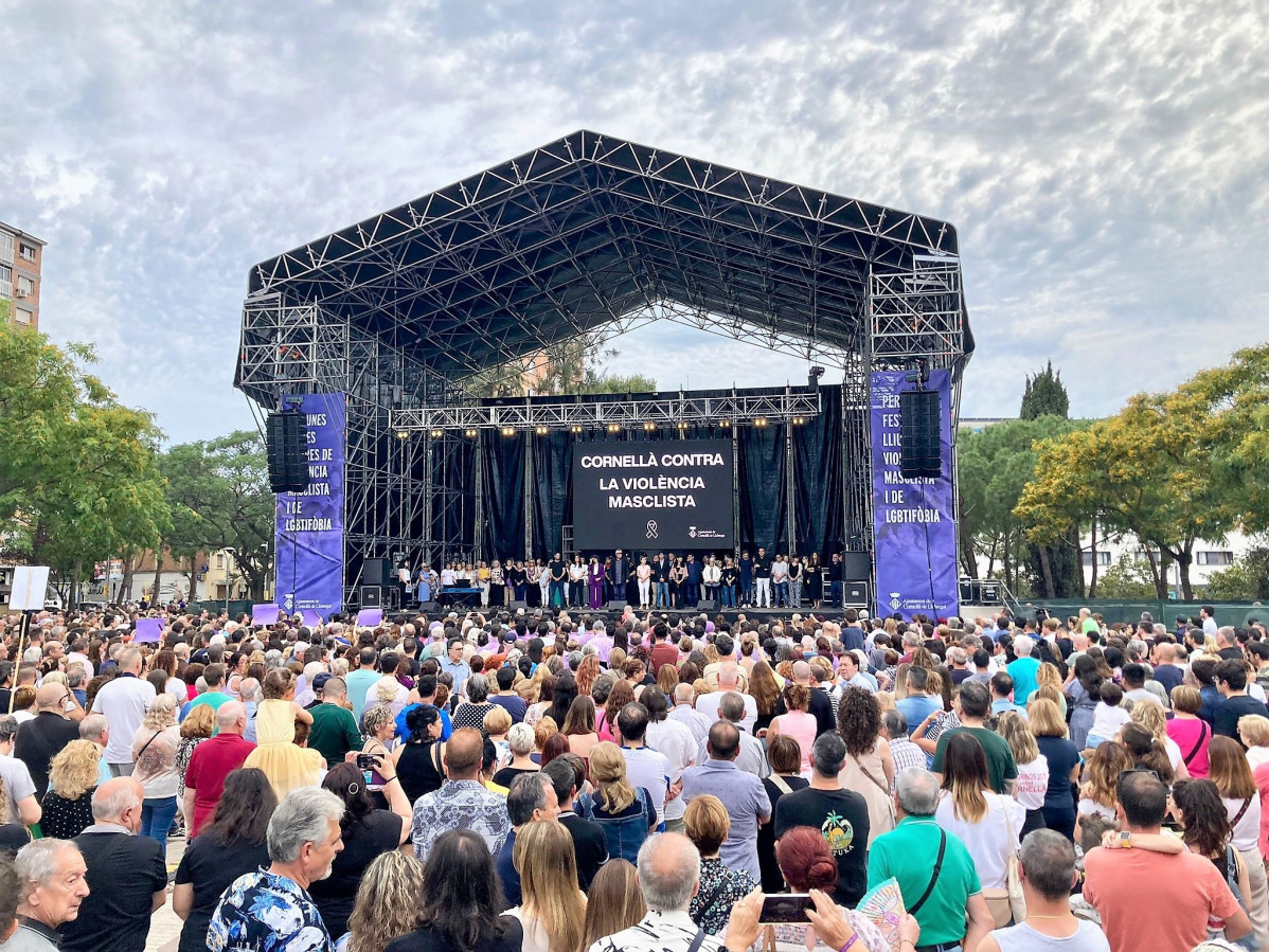 Unas 1.000 personas guardan un minuto de silencio en Cornellà de Llobregat (Barcelona, España) por un crimen machista, con el alcalde, Antonio Balmón, y la consellera de Igualdad y Feminismos de la Generalitat, Tània Verge, el 11 de junio de 2023