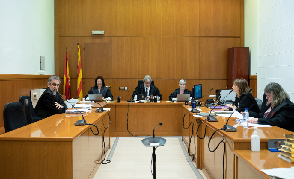 El abogado de Dani Alves, Cristóbal Martell (1i), durante la vista de apelación de la nueva petición de la defensa
