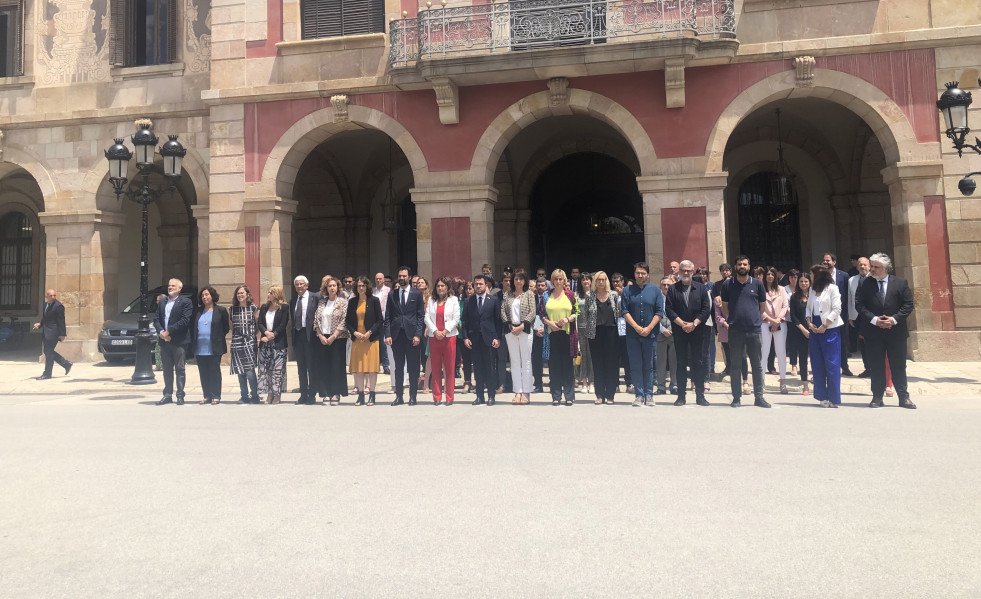 Minuto de silencio ante el Parlament.
