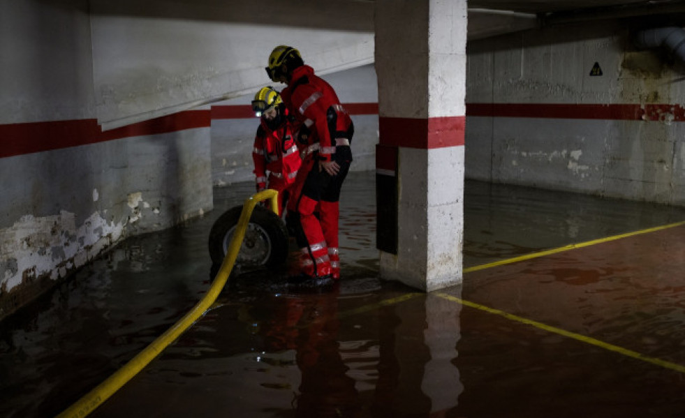 EuropaPress 5269779 operarios trabajan inundacion garaje particular terrassa barcelona martes