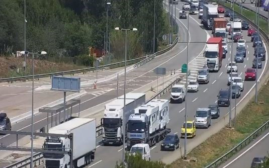 Archivo - Un camión averiado en la autopista AP-7 a la altura de Martorell (Barcelona) corta un carril y causa 12,5 kilómetros hasta Sant Cugat del Vallès (Barcelona).