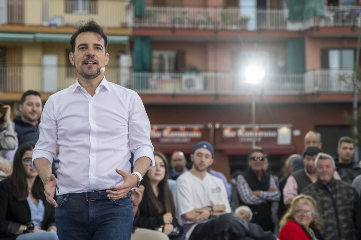 Archivo - El presidente del Partido Popular (PP) de España, Alberto Núñez Feijoo, interviene junto al líder del PP catalán, Alejandro Fernández, en un acto de precampaña en la Plaza Joan XXIII, a 22 de abril de 2023, en Castelldefels, Barcelona, Catalunya