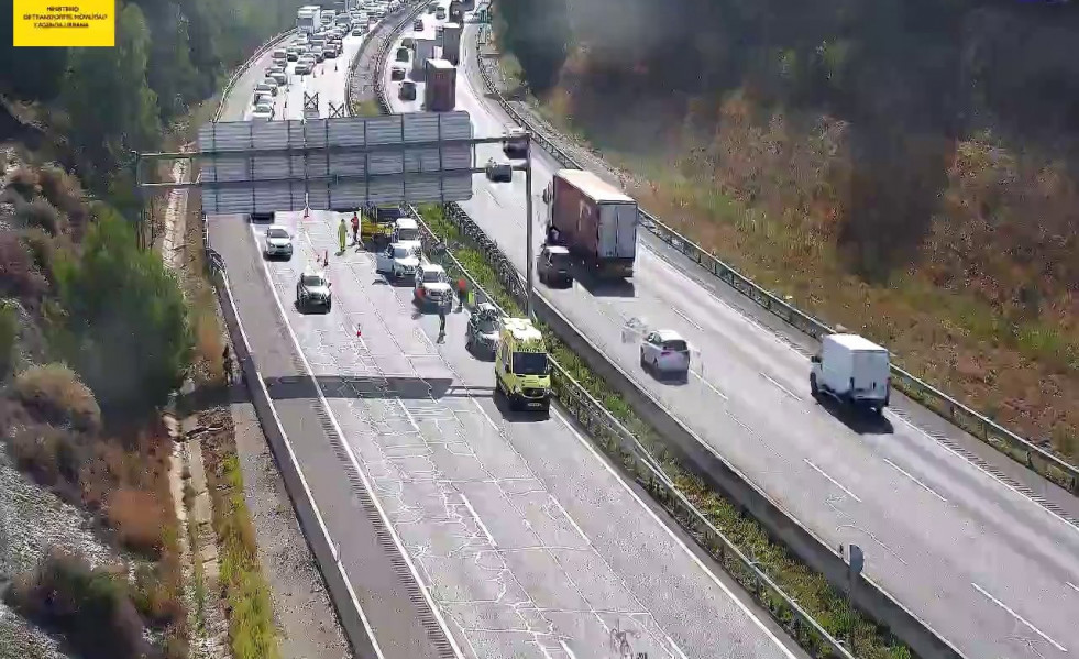 Colas de 13 kilómetros en la AP-7 entre Sant Sadurní y Martorell (Barcelona) por un accidente