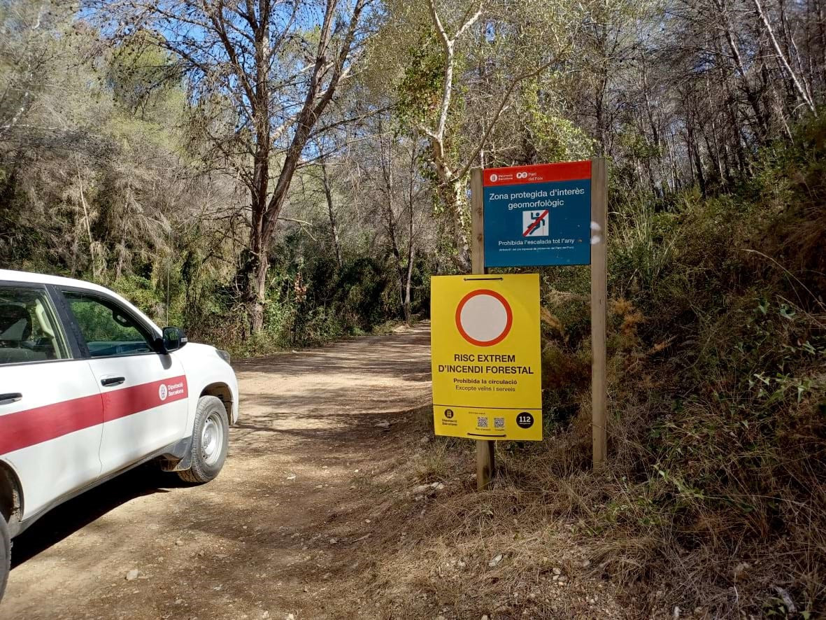 Cartel que indica el acceso restringido por riesgo extremo de incendio forestal