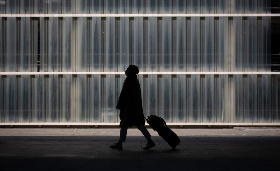 Archivo - Una mujer camina con su equipaje en el Aeropuerto de Barcelona-El Prat, a 19 de noviembre de 2021, en El Prat de Llobregat, Barcelona, Catalunya (España).