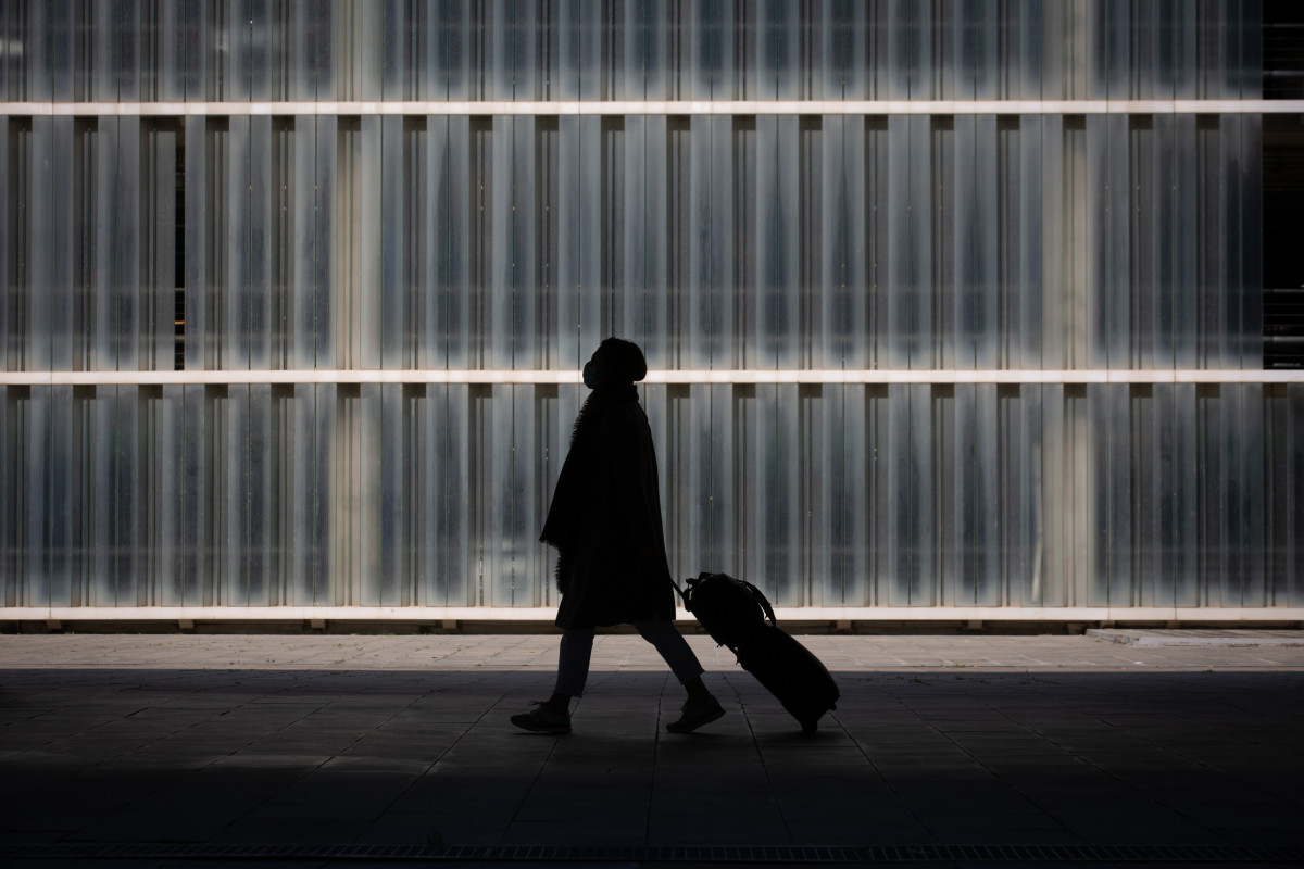 Archivo - Una mujer camina con su equipaje en el Aeropuerto de Barcelona-El Prat, a 19 de noviembre de 2021, en El Prat de Llobregat, Barcelona, Catalunya (España).