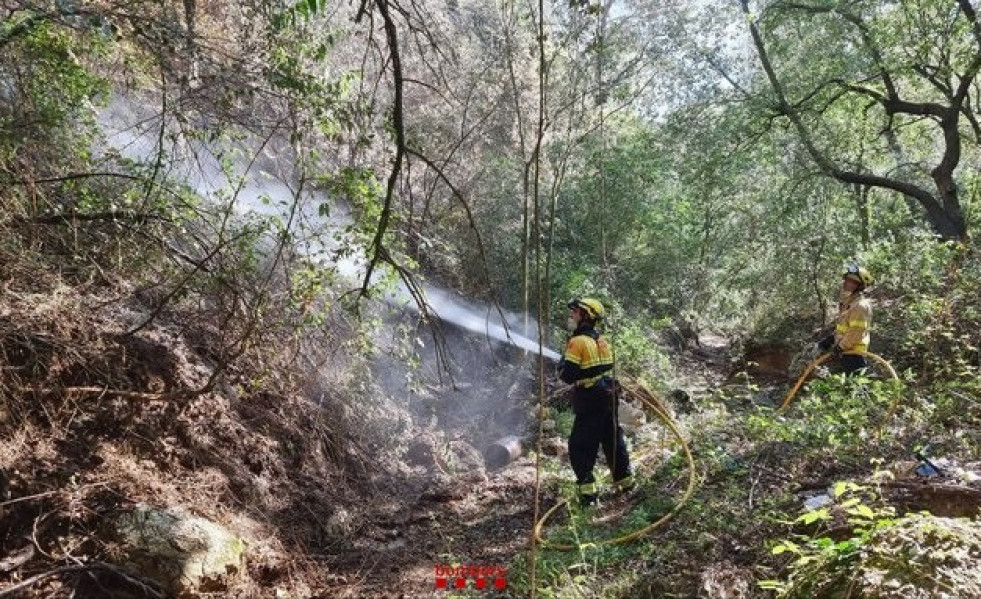 Un bombero trabaja en la extinción del incendio de Collbató (Barcelona). Archivo