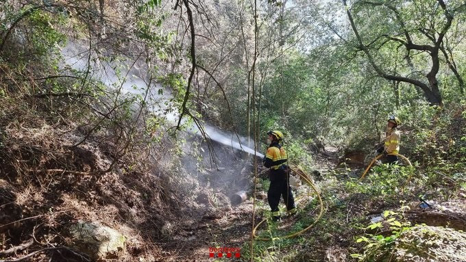 Un bombero trabaja en la extinción del incendio de Collbató (Barcelona). Archivo