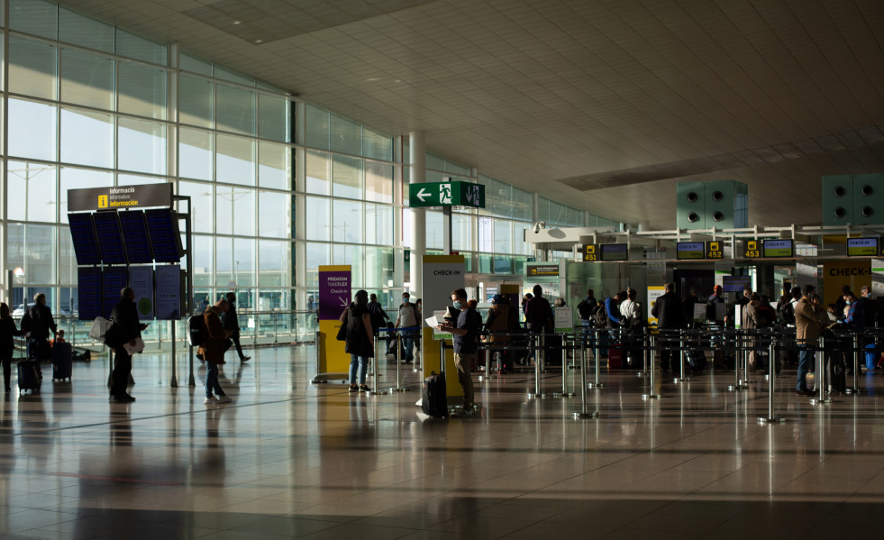 Archivo - Vista general de varios pasajeros en el aeropuerto de El Prat