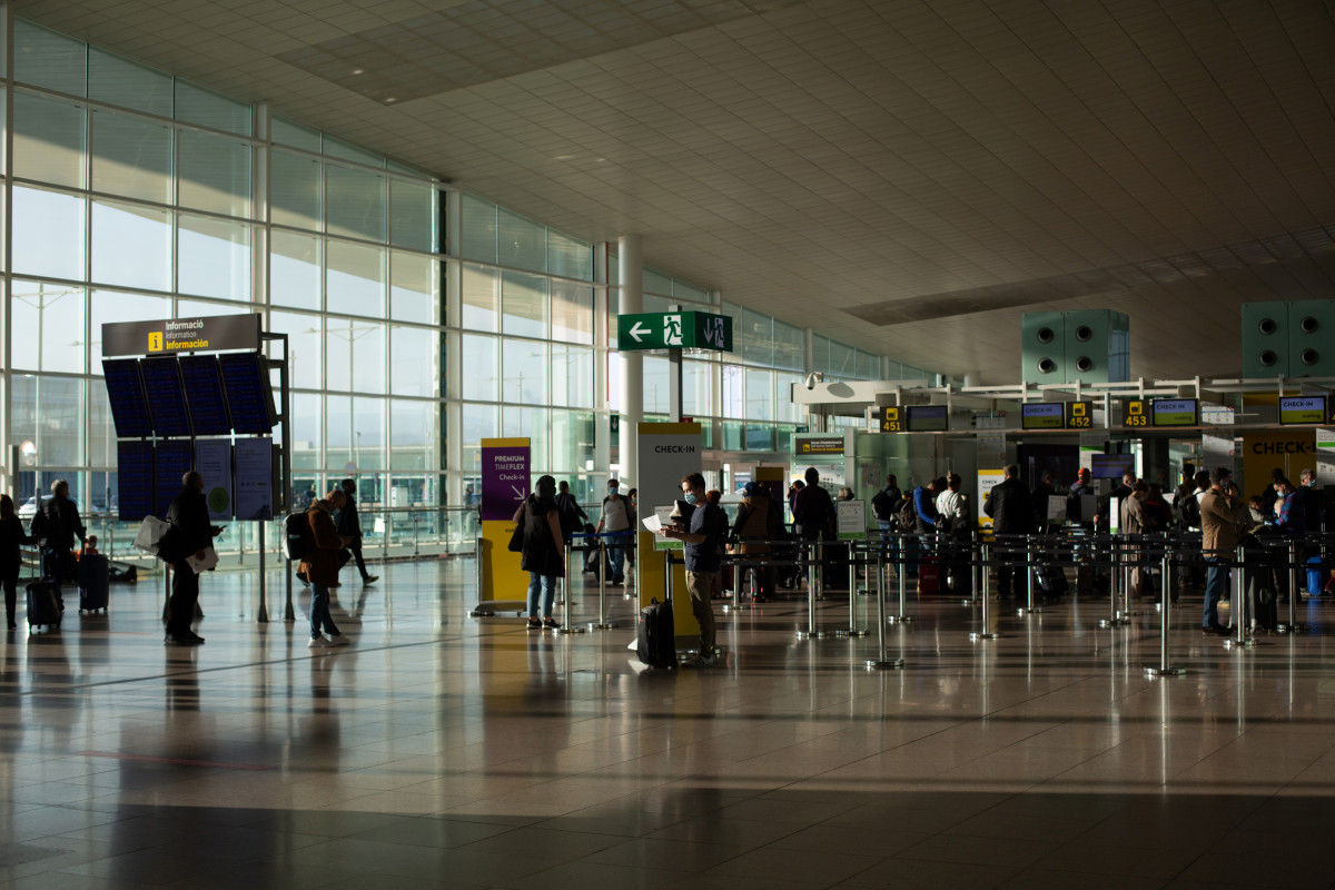 Archivo - Vista general de varios pasajeros en el aeropuerto de El Prat