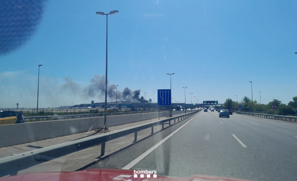 La columna de humo generada por el autobús desde la autopista