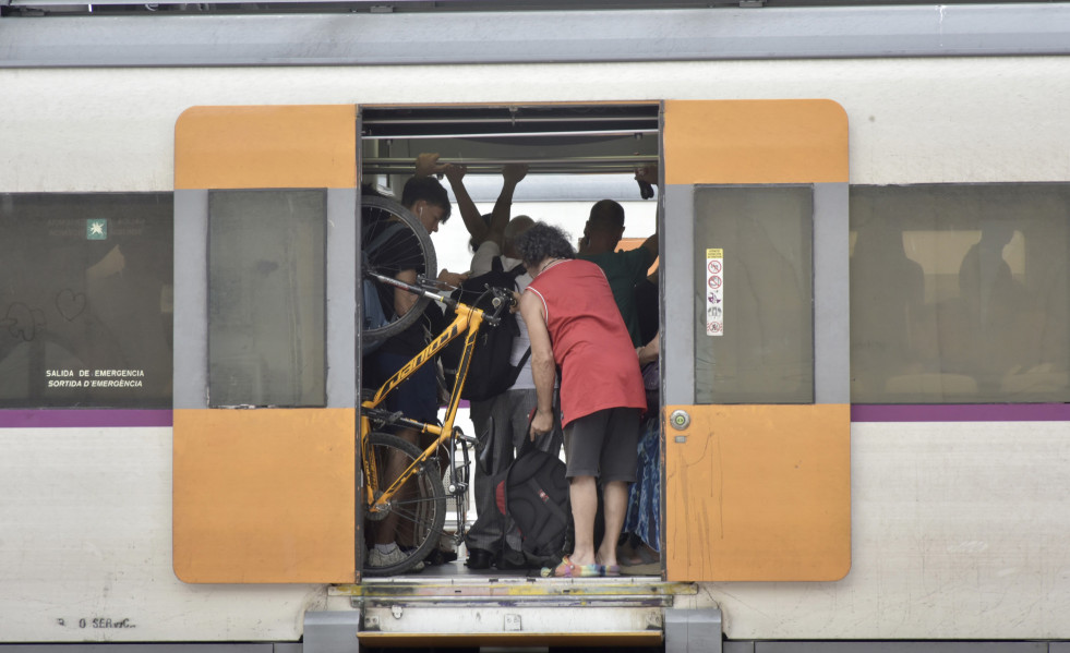 Varias personas en el interior de un tren de Rosalies de Catalunya