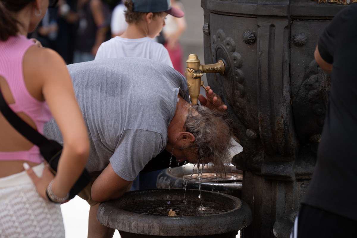 Archivo - Una persona se refresca en la fuente de Canaletas, a 18 de julio de 2023, en Barcelona, Catalunya (España).