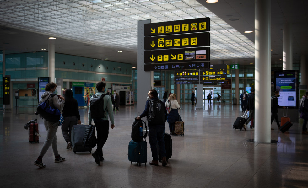 Archivo - Varias personas caminan con su equipaje en el interior del Aeropuerto de Barcelona-El Prat, a 19 de noviembre de 2021, en El Prat de Llobregat, Barcelona, Catalunya (España).