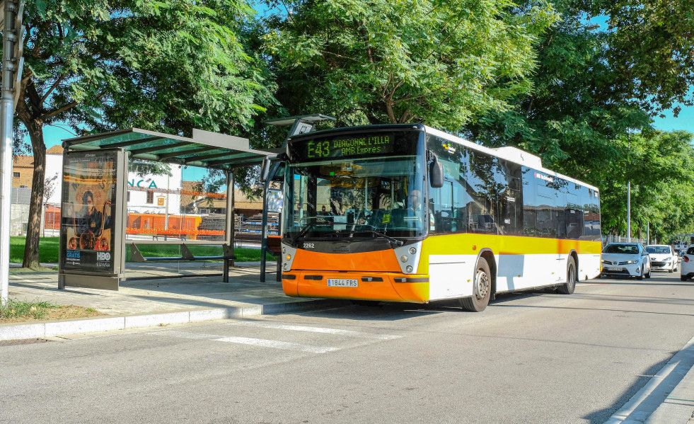 83 Ajudes gent jove bus